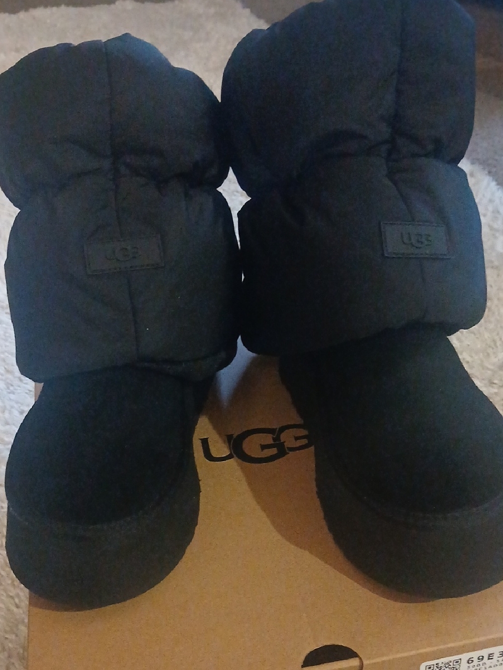 NWOT UGG PLATFORM PUFFER SLEEVE BOOTS